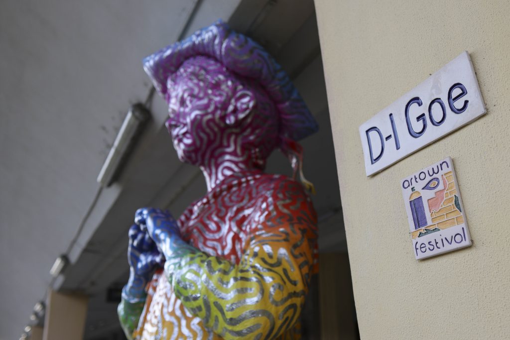 Statuia „Domnul Goe” la Ploiești vopsită în curcubeu: PSD pângărire