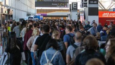 Haosul și zborurile anulate continuă și astăzi pe aeroporturile din Marea Britanie, după o defecțiune la controlul traficului aerian
