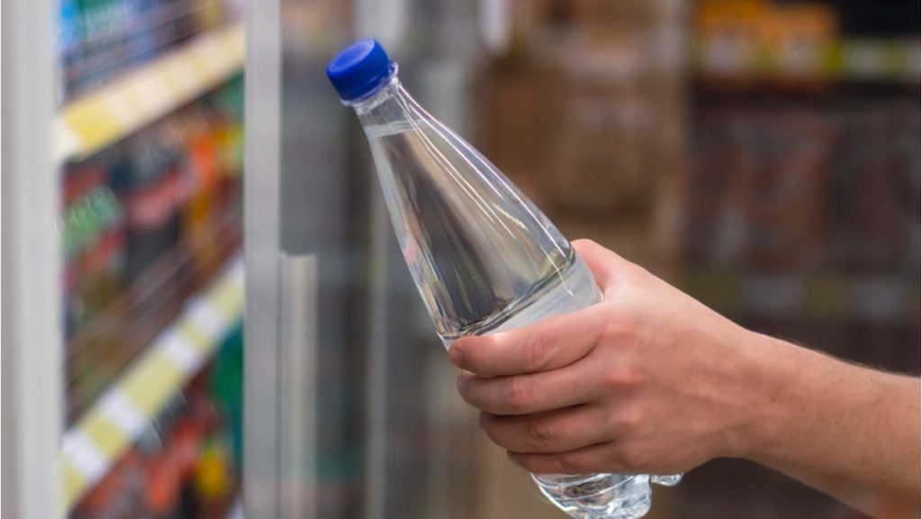 Un angajat concediat pentru o sticlă de apă pe care nu a plătit-o a câștigat în instanță 12 salarii