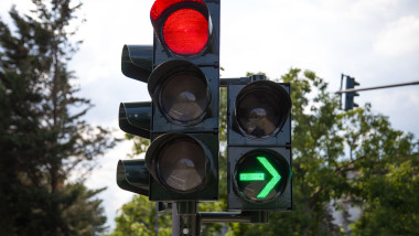 Mașina din față blochează banda, deși semaforul arată verde intermitent la dreapta: încalcă șoferul legea? Regula interpretată greșit