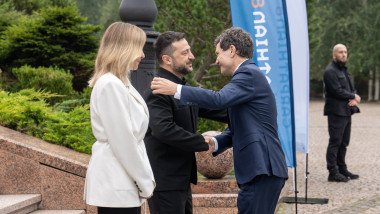 Video Nicuşor Dan a participat la primul Summit „Carpathian 8”, în Ucraina. Președintele, întâmpinat de Zelenski și soția lui