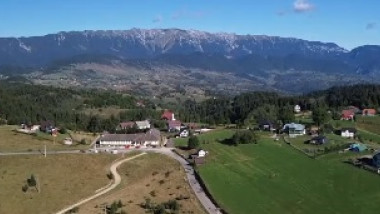 Video Viața elevilor navetiști din satele de munte: cum arată drumul spre școala de la peste 1.300 metri altitudine