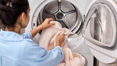 La ce temperatură trebuie spălate prosoapele de baie pentru a elimina bacteriile și a evita mirosurile neplăcute