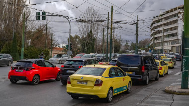 Parlamentar grec: 10 euro de benzină? Folosește transportul public