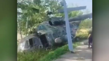 Video: elicopter forțat aterizat pe șosea din Rusia, cade în șanț