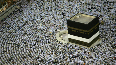 Rebelii Houthi au lansat o dronă spre Mecca. SUA cer evitarea călătoriilor în Arabia Saudită