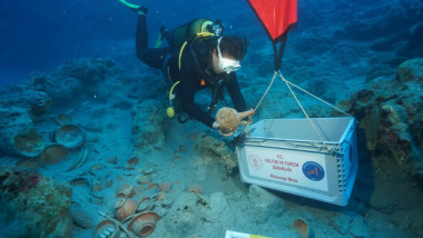 Foto Comoară veche de peste 2.100 de ani, recuperată de pe o epavă în Antalya. Mii de artefacte au fost scoase la lumină de arheologi turci