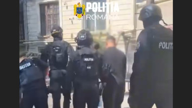 Metoda „falsul accident”, folosită pentru a obține mii de lei de la șoferi, în București. Percheziții și trei persoane reținute