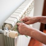 Cum se curăță caloriferele înainte de pornirea căldurii. Zonele în care se adună praful și pe care mulți le omit