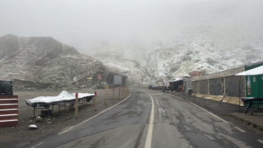Prima ninsoare pe Transfăgărășan: șoferii trebuie să verifice drumurile