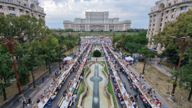 Galerie Foto Bucureștiul a intrat în Cartea Recordurilor. 20.000 de oameni s-au așezat la cea mai lungă masă din lume: „A fost o mare sufragerie”