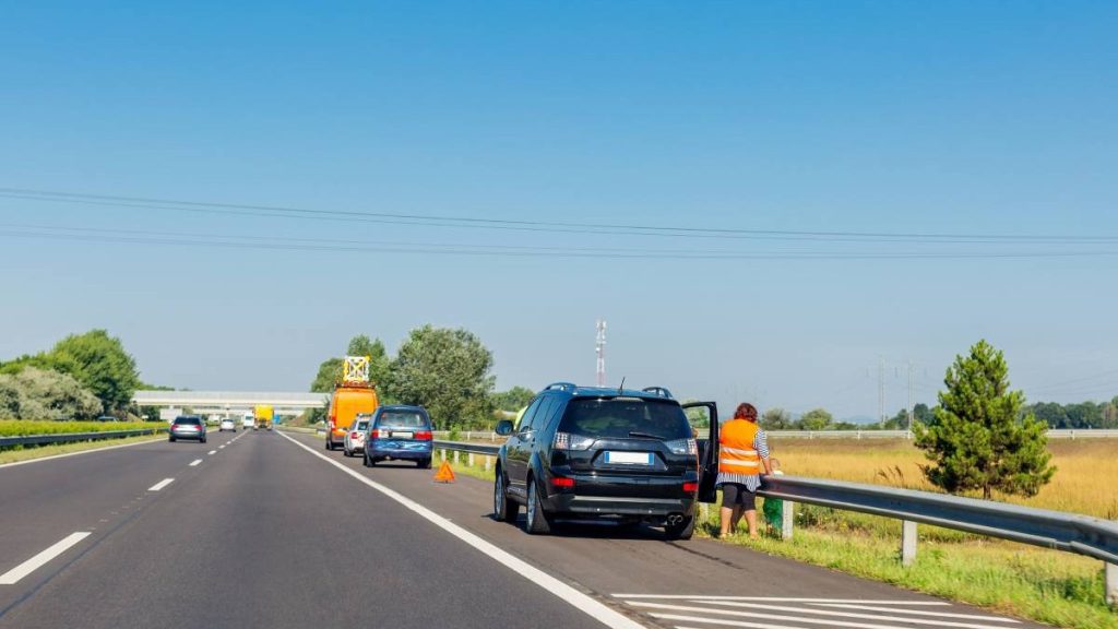 Când ai voie să oprești pe banda de urgență pe autostradă și greșeala care îți suspendă permisul 90 de zile