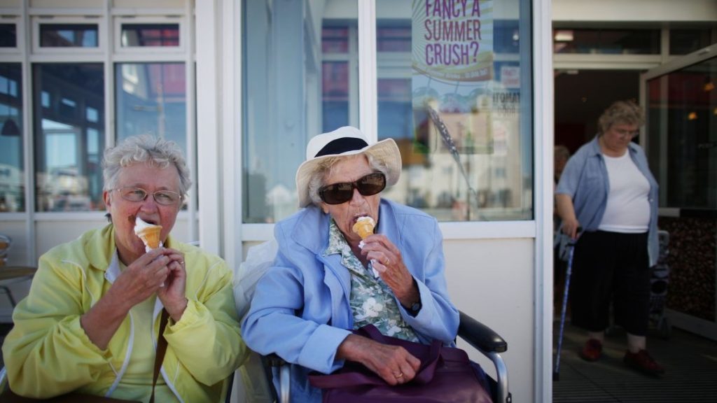 SKI: Pensionari cheltuiesc banii în vacanțe, nu le lasă copiilor