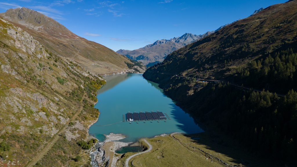 1.400 de panouri plutitoare din Alpi produc energie pe lacul Elveției