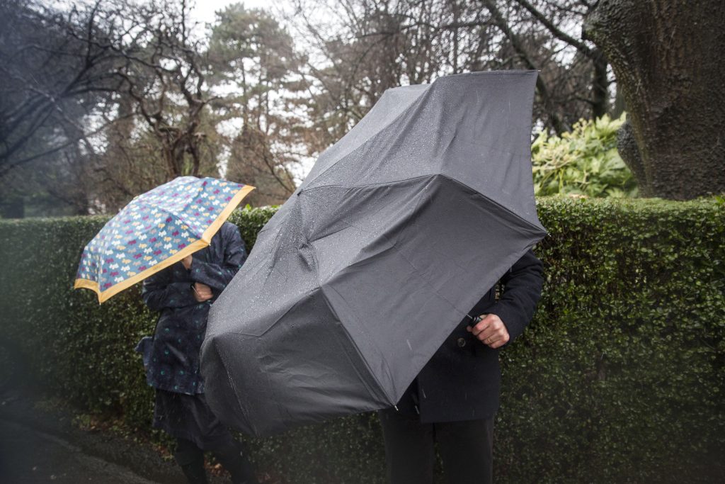 ANM: Vânt, rece și ploi, scăderi și ninsoare la munte, București