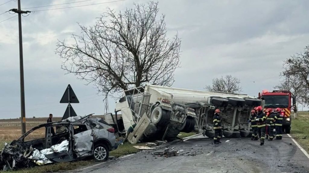 Un bărbat de 50 de ani a murit după ce ce mașina sa a intrat pe contrasens și s-a ciocnit cu un camion pe DN 3, lângă Murfatlar