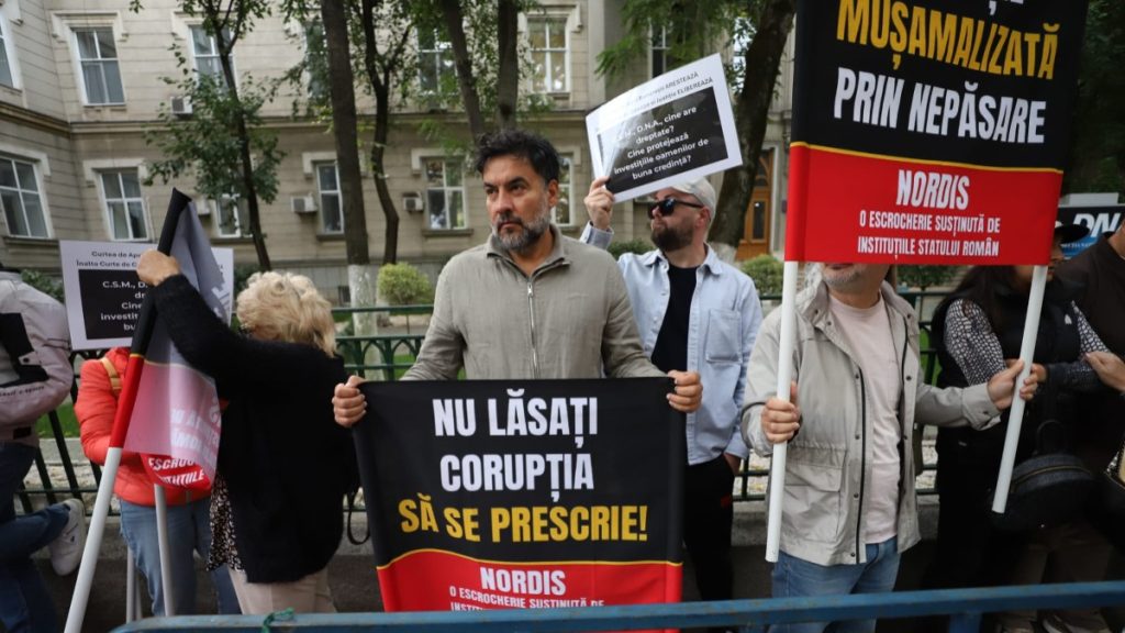 Păgubiții Nordis protestează în fața DNA, au adus pancarte cu Grindeanu și Ciolacu: „Nu lăsați corupția să se prescrie!”