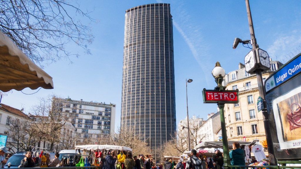 Înaltă, întunecată și detestată: planul de renovare a „celei mai urâte clădiri din Paris”, amânat