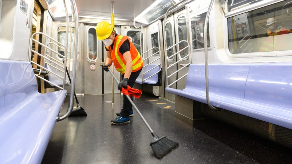 Un angajat s-a trezit în cont cu 620.000 de dolari, virați de firma de transport pentru care făcea curățenie