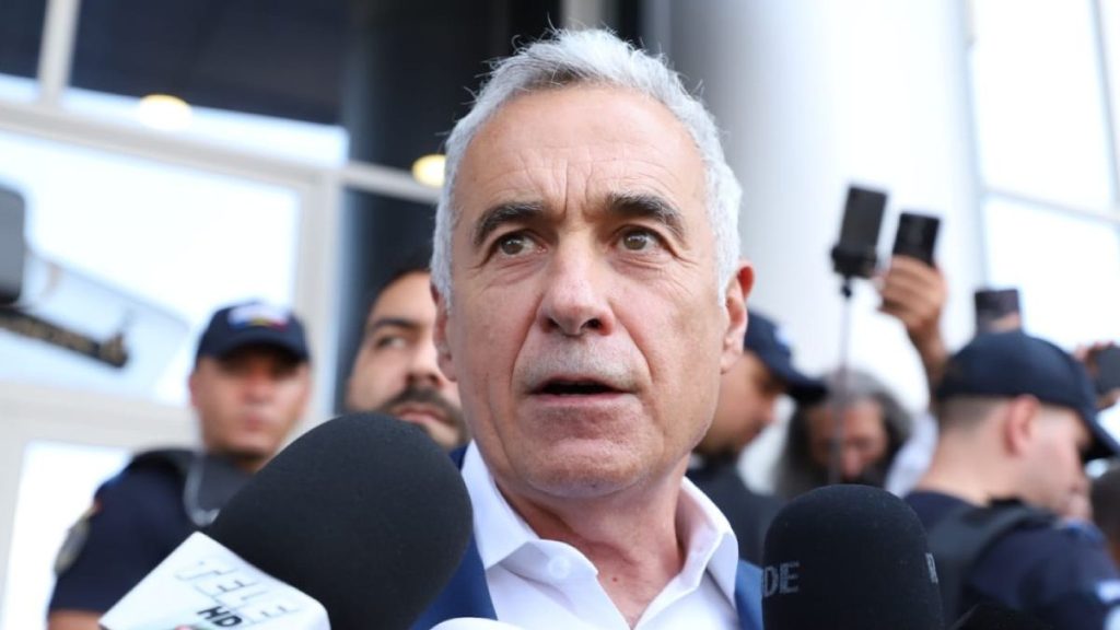Surse judiciare: Călin Georgescu, ridicat din trafic de DIICOT. Vor începe perchezițiile în locuința sa și alte imobile într-un dosar de înșelăciune