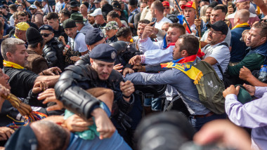 Video Fermierii se delimitează de violențele din Piața Victoriei: Agitatorii au venit cu lecția învățată de acasă. Apel către participanți