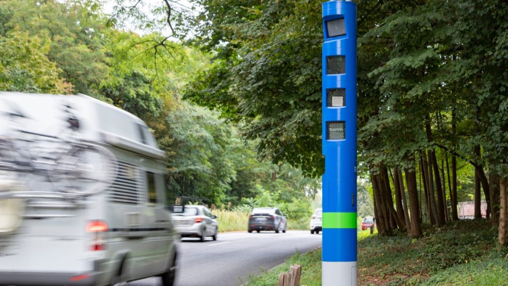 Ce sunt, de fapt, stâlpii albaștri care sperie șoferii pe drumurile din Germania. Nu măsoară viteza, dar pot aduce amenzi de 240 de euro