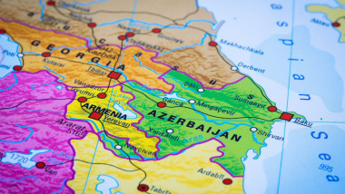 Caucaz: lupte, presiuni bisericești; națiuni spre Europa și Rusia