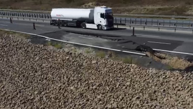 Video: pe Autostrada A10 Sebeș-Turda, drum s-a surpat, crater imens
