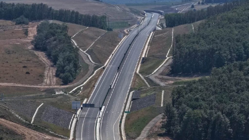 Restricții de circulație pe un lot de autostradă recent inaugurat: se montează grătare metalice de protecție