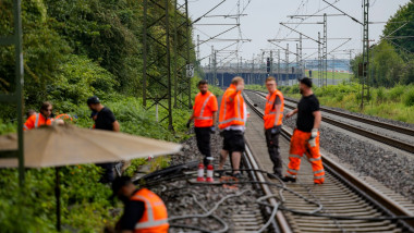 Traficul feroviar grav perturbat în Germania: 300 de trenuri afectate, după ce persoane neidentificate au secţionat şi sustras cabluri