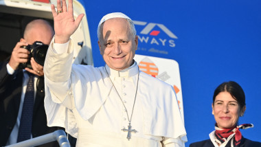 Papa Leon începe vineri o „vizită istorică”, de 4 zile, în Franța: prima oprire, la Paris, cu un program ce include primirea la Élysée