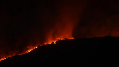 Anak Krakatau erupă continuu, autoritățile rămân în alertă