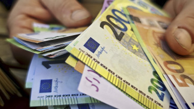 Rate mai mari pentru românii cu credite în euro. Ce urmează: „Cursul e mult mai dependent de situația noastră internă”