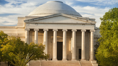 Trump amenință Smithsonian: reducere sprijin federal, critica Casei Albe