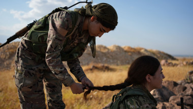 De la eroine ale luptei anti-Stat Islamic la marginalizare: cum încearcă femeile kurde să-și păstreze locul în Siria post-război