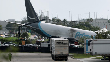 Video Un avion cargo Amazon a ieșit de pe pista aeroportului din Miami și a lovit mai multe vehicule. Traficul aerian a fost suspendat