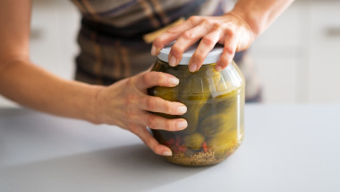 Cum se sterilizează corect borcanele pentru conserve. Greșeala din cauza căreia capacele nu se închid etanș