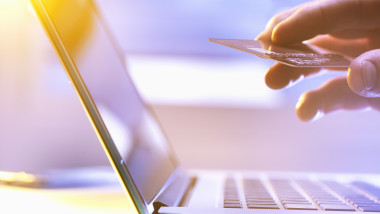 Europa unifică forțele pentru a reduce dependența de Visa și Mastercard