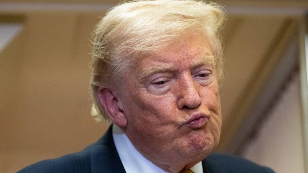 Trump scade istoric în sondaje; democrații pot preia Camera și Senatul