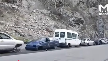 Video Cimitirul de mașini lung de câțiva kilometri, creat de exodul rușilor în 2022 la granița cu Georgia, va fi lichidat