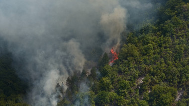 Video Incendiu masiv de vegetație în Bosnia: fumul a ajuns și în Croația, unde a fost emis cod roșu. Autoritățile cer ajutor internațional
