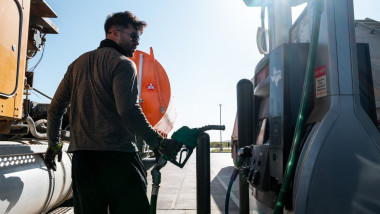 Prețul motorinei atinge record în SUA, învingând toate previziunile