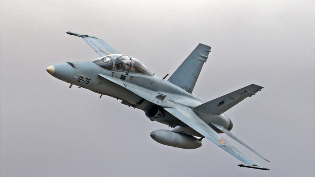 Alertă în cursul nopții la granița României: două avioane F-18 spaniole ridicate de la sol după detectarea unei ținte aeriene
