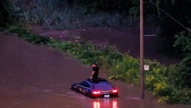 Video „Furtuna secolului” paralizează oraşul Toronto: 50.000 de gospodării fără curent electric. Traficul aerian a fost întrerupt