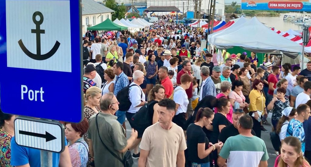 Sute de turiști în Deltă la un festival de borș fictiv: AI păcălește