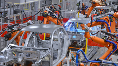 Număr record de roboți în fabricile lumii: Europa conduce automatizarea