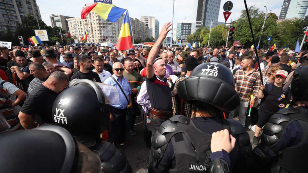 Violențe la protestul fermierilor din fața Guvernului. Jandarmii au folosit gaze lacrimogene / Toate arterele rutiere care duc către Piața Victoriei sunt restricționate / Reacția premierului Ilie Bolojan