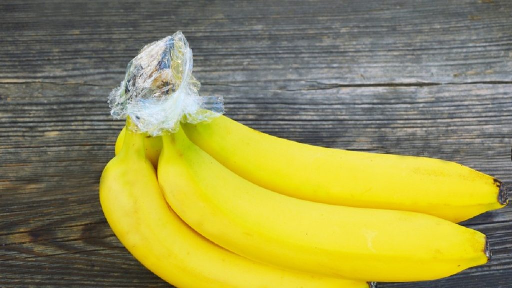 Nu păstrați bananele din supermarket în pungă de plastic – iată de ce