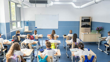 Bolojan: Noul an şcolar începe cu finalizarea unui mare program de investiţii în educaţie. Cum s-au folosit peste 2,5 miliarde de euro
