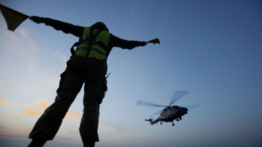 O fregată rusă a lansat rachete de semnalizare către un elicopter militar danez în apele internaționale